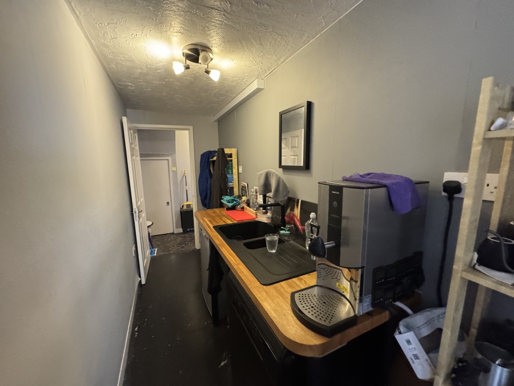 Lot: 68 - MIXED USE INVESTMENT CLOSE TO THE TOWN CENTRE - Commercial unit kitchen